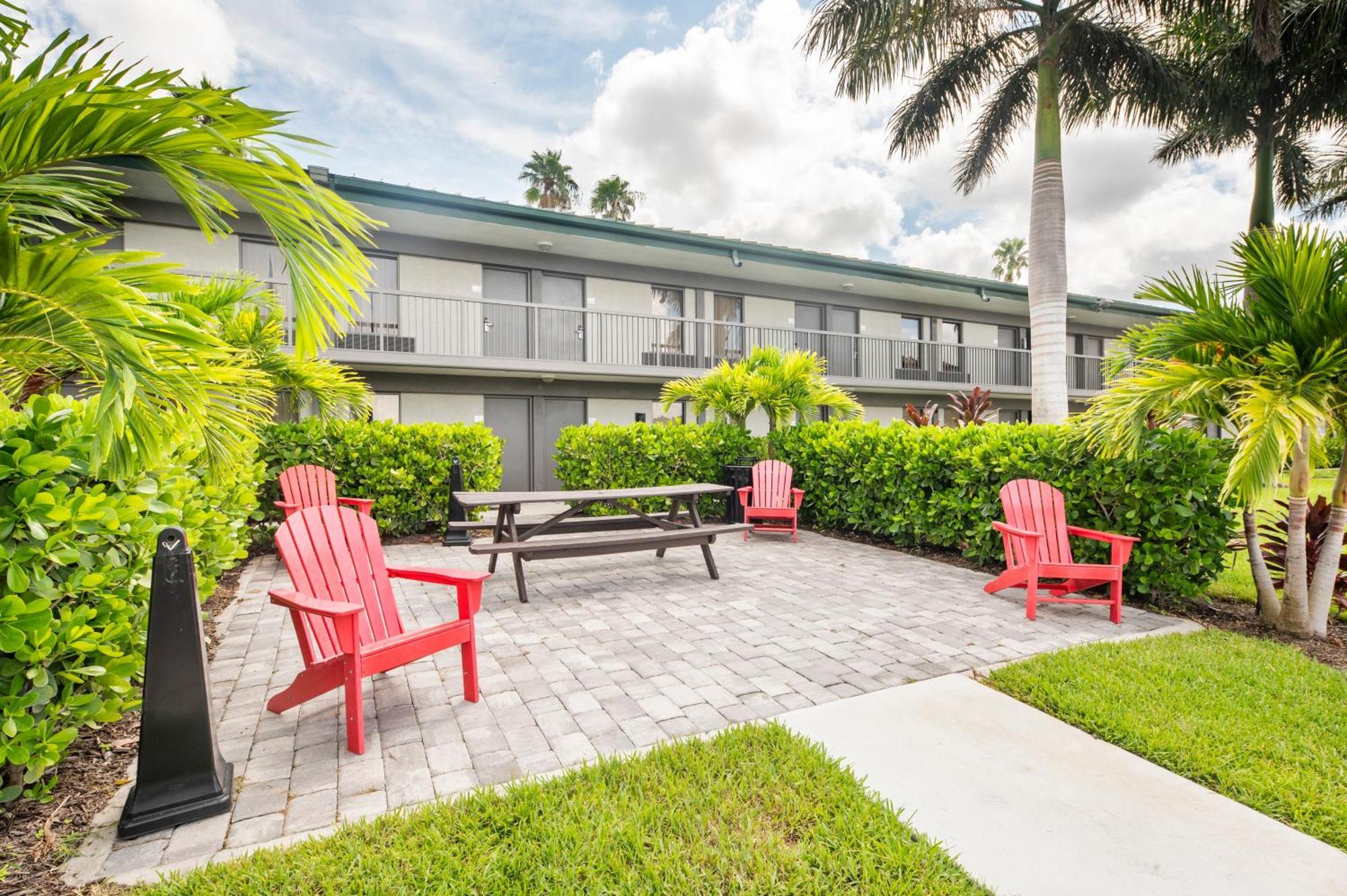 Aparthotel Bay Breeze South Bradenton Esterno foto